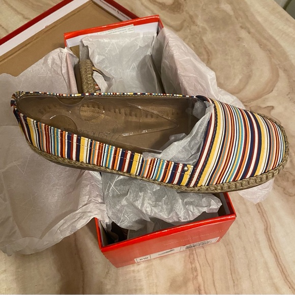NWT AEROSOLES SOLITAIRE WOMENS SIZE 8 MULTICOLOR STRIPED ESPARDRILLES FLATS - Picture 1 of 6